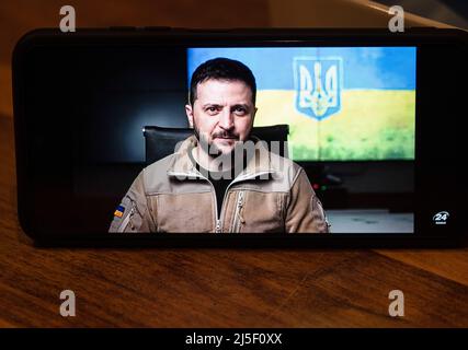 Vilshofen sul Danubio, Germania. 22nd Apr 2022. Uno screengrab dell'indirizzo TV di Volodymyr Zelensky a tarda notte. Il Presidente ha notato che le forze armate ucraine resistono ferocemente agli invasori e sono diventate un vero bastione della statura Ucraina e dell'identità nazionale. (Foto di Igor Golovniov/SOPA Images/Sipa USA) Credit: Sipa USA/Alamy Live News Foto Stock