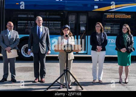 New York, Stati Uniti. 22nd Apr 2022. Il governatore Kathy Hochul parla durante l'annuncio dell'autobus elettrico con il presidente della MTA e il CEO Janno Lieber al deposito di Michael J. Quill. Electric Bus ha gli stessi interni attualmente utilizzati negli autobus urbani, ha 4 batterie e emmite Zero emissioni. MTA implementerà 60 bus elettrici a emissioni zero in sei depositi di autobus che servono tutti e cinque i quartieri. (Foto di Lev Radin/Pacific Press) Credit: Pacific Press Media Production Corp./Alamy Live News Foto Stock