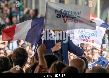 Figeac, Francia. 22nd Apr 2022. Il Presidente e centrista francese la Republique en Marche (LREM) candidato alla rielezione Emmanuel Macron ha un raduno l'ultimo giorno di campagna, a Figeac, Francia meridionale, il 22 aprile 2022, Prima del secondo turno delle elezioni presidenziali francesi. Macron si trova di fronte al candidato francese del partito di estrema destra Rassemblement National (RN) in una votazione di runoff il 24 aprile 2022. Photo by Eliot Blondt/ABACAPRESS.COM Credit: Abaca Press/Alamy Live News Foto Stock