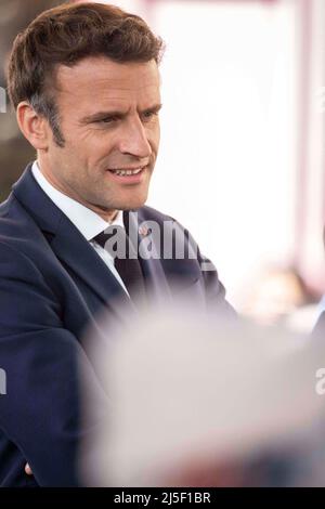 Figeac, Francia. 22nd Apr 2022. Il Presidente e centrista francese la Republique en Marche (LREM) candidato alla rielezione Emmanuel Macron ha un raduno l'ultimo giorno di campagna, a Figeac, Francia meridionale, il 22 aprile 2022, Prima del secondo turno delle elezioni presidenziali francesi. Macron si trova di fronte al candidato francese del partito di estrema destra Rassemblement National (RN) in una votazione di runoff il 24 aprile 2022. Photo by Eliot Blondt/ABACAPRESS.COM Credit: Abaca Press/Alamy Live News Foto Stock