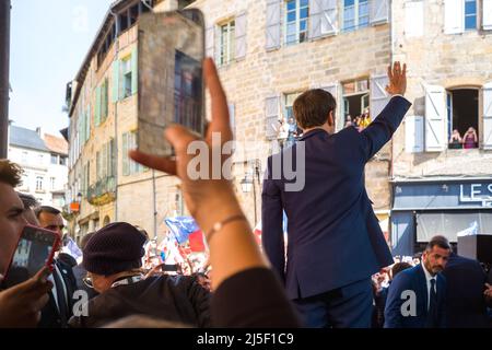 Figeac, Francia. 22nd Apr 2022. Il Presidente e centrista francese la Republique en Marche (LREM) candidato alla rielezione Emmanuel Macron ha un raduno l'ultimo giorno di campagna, a Figeac, Francia meridionale, il 22 aprile 2022, Prima del secondo turno delle elezioni presidenziali francesi. Macron si trova di fronte al candidato francese del partito di estrema destra Rassemblement National (RN) in una votazione di runoff il 24 aprile 2022. Photo by Patricia Huchot-BoissierABACAPRESS.COM Credit: Abaca Press/Alamy Live News Foto Stock