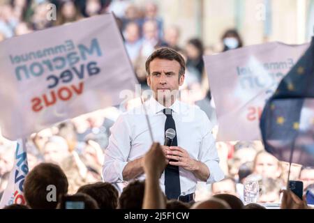 Figeac, Francia. 22nd Apr 2022. Il Presidente e centrista francese la Republique en Marche (LREM) candidato alla rielezione Emmanuel Macron ha un raduno l'ultimo giorno di campagna, a Figeac, Francia meridionale, il 22 aprile 2022, Prima del secondo turno delle elezioni presidenziali francesi. Macron si trova di fronte al candidato francese del partito di estrema destra Rassemblement National (RN) in una votazione di runoff il 24 aprile 2022. Photo by Eliot Blondt/ABACAPRESS.COM Credit: Abaca Press/Alamy Live News Foto Stock