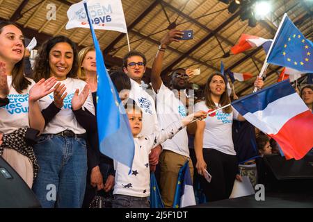 Figeac, Francia. 22nd Apr 2022. I sostenitori partecipano al presidente francese e al centristo la Republique en Marche (LREM) candidato alla rielezione del rally di Emmanuel Macron l'ultimo giorno di campagna, a Figeac, Francia meridionale, il 22 aprile 2022, Prima del secondo turno delle elezioni presidenziali francesi. Macron si trova di fronte al candidato francese del partito di estrema destra Rassemblement National (RN) in una votazione di runoff il 24 aprile 2022. Photo by Patricia Huchot-BoissierABACAPRESS.COM Credit: Abaca Press/Alamy Live News Foto Stock