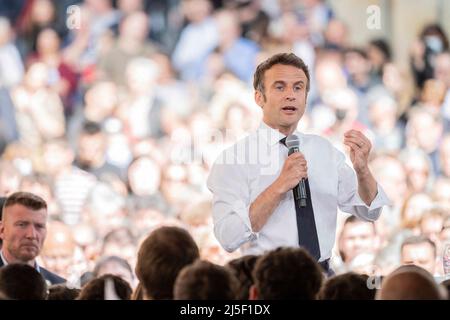 Figeac, Francia. 22nd Apr 2022. Il Presidente e centrista francese la Republique en Marche (LREM) candidato alla rielezione Emmanuel Macron ha un raduno l'ultimo giorno di campagna, a Figeac, Francia meridionale, il 22 aprile 2022, Prima del secondo turno delle elezioni presidenziali francesi. Macron si trova di fronte al candidato francese del partito di estrema destra Rassemblement National (RN) in una votazione di runoff il 24 aprile 2022. Photo by Eliot Blondt/ABACAPRESS.COM Credit: Abaca Press/Alamy Live News Foto Stock