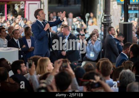 Figeac, Francia. 22nd Apr 2022. Il Presidente e centrista francese la Republique en Marche (LREM) candidato alla rielezione Emmanuel Macron ha un raduno l'ultimo giorno di campagna, a Figeac, Francia meridionale, il 22 aprile 2022, Prima del secondo turno delle elezioni presidenziali francesi. Macron si trova di fronte al candidato francese del partito di estrema destra Rassemblement National (RN) in una votazione di runoff il 24 aprile 2022. Photo by Eliot Blondt/ABACAPRESS.COM Credit: Abaca Press/Alamy Live News Foto Stock