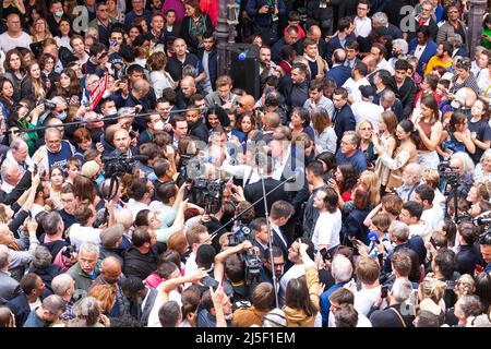 Figeac, Francia. 22nd Apr 2022. Il Presidente e centrista francese la Republique en Marche (LREM) candidato alla rielezione Emmanuel Macron ha un raduno l'ultimo giorno di campagna, a Figeac, Francia meridionale, il 22 aprile 2022, Prima del secondo turno delle elezioni presidenziali francesi. Macron si trova di fronte al candidato francese del partito di estrema destra Rassemblement National (RN) in una votazione di runoff il 24 aprile 2022. Photo by Patricia Huchot-BoissierABACAPRESS.COM Credit: Abaca Press/Alamy Live News Foto Stock