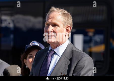 New York, New York, Stati Uniti. 22nd Apr 2022. Janno Lieber, presidente e CEO di MTA, parla durante l'annuncio dell'autobus elettrico con il governatore Kathy Hochul presso Michael J. Quill Depot. Electric Bus ha gli stessi interni attualmente utilizzati negli autobus urbani, ha 4 batterie e emmite Zero emissioni. MTA implementerà 60 bus elettrici a emissioni zero in sei depositi di autobus che servono tutti e cinque i quartieri. (Credit Image: © Lev Radin/Pacific Press via ZUMA Press Wire) Foto Stock