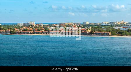 Paesaggio panoramico con spiaggia e villaggio a Oranjestad, isola di Aruba. Foto Stock