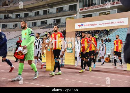 Tunisi, Tunisia. 22nd Apr 2022. I giocatori di Esperance hanno visto durante la partita di calcio dei quarti di CAF Champions League tra Esperance Tunis ed ES Setif a Tunisi. (Punteggio finale; Esperance sportive Tunisia 0:1 ES Setif Algeria) Credit: SOPA Images Limited/Alamy Live News Foto Stock