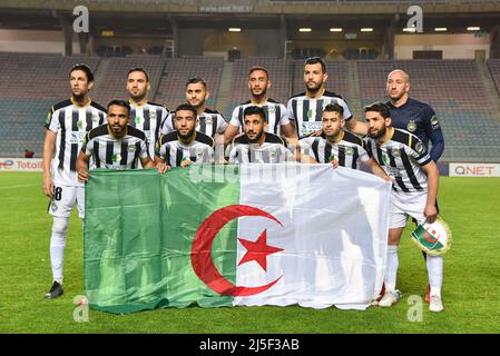 Tunisi, Tunisia. 22nd Apr 2022. I giocatori di ES Setif si allineano durante la partita di calcio dei quarti di CAF Champions League tra Esperance Tunis ed ES Setif a Tunisi. (Punteggio finale; Esperance sportive Tunisia 0:1 ES Setif Algeria) Credit: SOPA Images Limited/Alamy Live News Foto Stock