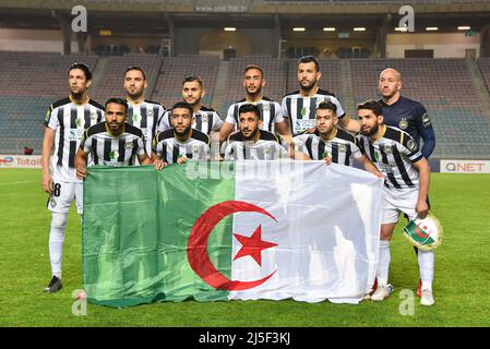 Tunisi, Tunisia. 22nd Apr 2022. I giocatori di ES Setif si allineano durante la partita di calcio dei quarti di CAF Champions League tra Esperance Tunis ed ES Setif a Tunisi. (Punteggio finale; Esperance sportive Tunisia 0:1 ES Setif Algeria) (Photo by Jdidi Wassim/SOPA Images/Sipa USA) Credit: Sipa USA/Alamy Live News Foto Stock