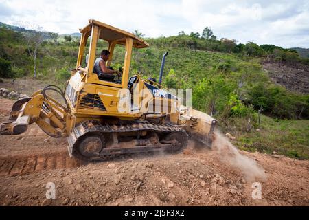 Un bulldozer è al lavoro in un cantiere di costruzione a Las Minas, provincia di Cocle, Repubblica di Panama, America Centrale. Foto Stock