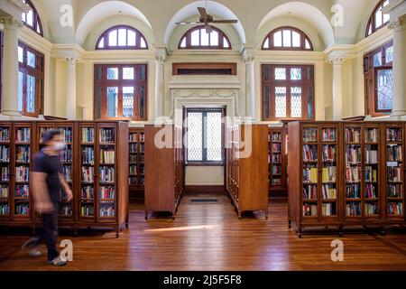 Bangkok, Tailandia. 22nd Apr 2022. Un uomo cammina nella biblioteca Neilson Hays a Bangkok, Thailandia, 22 aprile 2022. La biblioteca ha una collezione di oltre 20.000 libri. Credit: Wang Teng/Xinhua/Alamy Live News Foto Stock