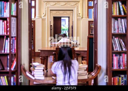 Bangkok, Tailandia. 22nd Apr 2022. Un membro dello staff ordina i libri alla Neilson Hays Library di Bangkok, Thailandia, 22 aprile 2022. La biblioteca ha una collezione di oltre 20.000 libri. Credit: Wang Teng/Xinhua/Alamy Live News Foto Stock