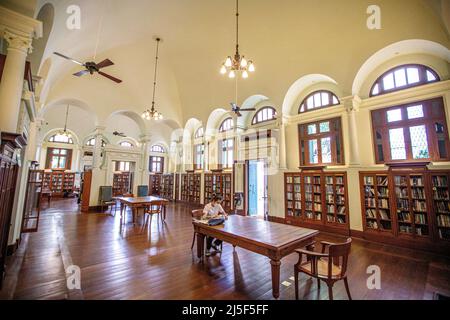 Bangkok, Tailandia. 22nd Apr 2022. Un uomo legge un libro alla biblioteca di Neilson Hays a Bangkok, Thailandia, 22 aprile 2022. La biblioteca ha una collezione di oltre 20.000 libri. Credit: Wang Teng/Xinhua/Alamy Live News Foto Stock