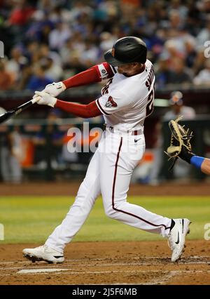 Phoenix, Arizona, Stati Uniti. 22nd Apr 2022. Pavin Smith (26) dei Diamondbacks dell'Arizona ottiene un doppio di levarsi in piedi in su nel 2nd inning fra i Mets di New York ed i Diamondbacks dell'Arizona a campo di caso a Phoenix, Arizona. Michael Cazares/Cal Sport Media/Alamy Live News Foto Stock