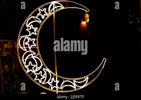 Una mezzaluna fatta con luci a LED che hanno più stelle e mezzaluna per strada come un segno festivo che celebra Ramadan il mese santo in Islamic Pescent Foto Stock