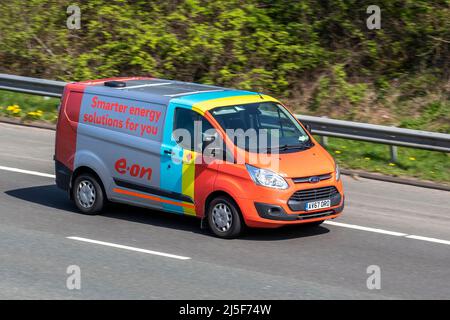 EON 2017 Ford Transit Trend 290 LR P/V Panel van; soluzioni Smarter Energy per voi; guida sull'autostrada M61, Regno Unito Foto Stock