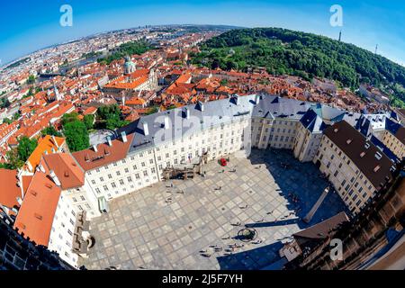 Cortile principale del Castello di Praga. Vista elevata dalla cattedrale di San Vito. Pragure, Repubblica Ceca Foto Stock