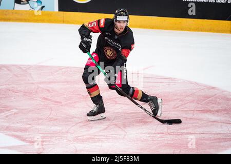 Rosenheim, Germania. 21st Apr 2022. Hockey su ghiaccio: Partita internazionale, Germania - Svizzera allo stadio ROFA. Luca Münzenberger di Germania suona il puck. Credit: Matthias Balk/dpa/Alamy Live News Foto Stock