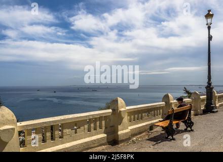 Vista sul Mediterraneo dalla basilica di Notre Dame d'Afrique (nostra Signora d'Africa) ad Algeri, capitale dell'Algeria Foto Stock