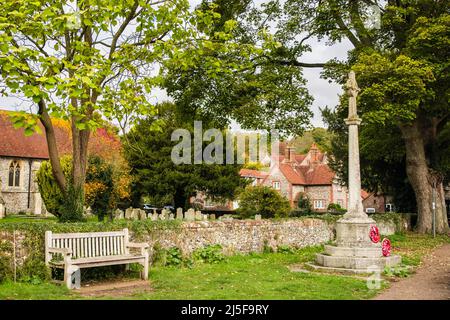 Sede e monumento ai caduti fuori dalla chiesa nel centro storico del villaggio di Chilterns. Hambleden, Buckinghamshire, Inghilterra, Regno Unito, Gran Bretagna Foto Stock