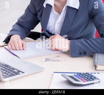 La femmina finance professional lavora sulla tastiera con i rapporti Foto Stock