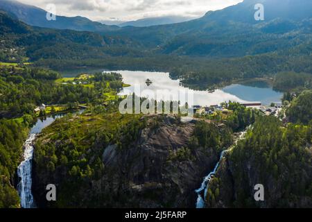 La bellissima natura della Norvegia paesaggio naturale. Panorama cascata Latefossen Odda Norvegia. Latefoss è un potente, doppia cascata. Foto Stock