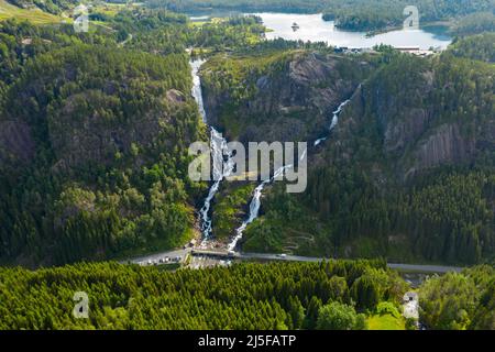 La bellissima natura della Norvegia paesaggio naturale. Panorama cascata Latefossen Odda Norvegia. Latefoss è un potente, doppia cascata. Foto Stock