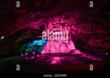 QIANXINAN, CINA - 22 APRILE 2022 - un paesaggio buco-through della grotta del fiume Moro a Qianxinan, provincia cinese di Guizhou, 22 aprile 2022. È una ka carsica Foto Stock