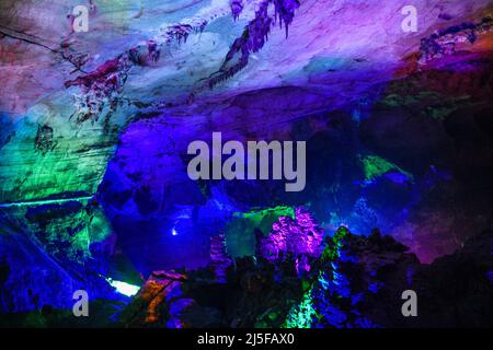 QIANXINAN, CINA - 22 APRILE 2022 - un paesaggio buco-through della grotta del fiume Moro a Qianxinan, provincia cinese di Guizhou, 22 aprile 2022. È una ka carsica Foto Stock