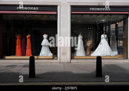 People on Bond Street il 10th aprile 2022 a Londra, Regno Unito. Bond Street e' una delle strade principali nel quartiere dello shopping del West End ed e' molto di classe. E' stata una strada dello shopping alla moda dal 18th secolo. Il negozio ricco e ricco qui principalmente per la moda di alto livello e gioielli. Foto Stock