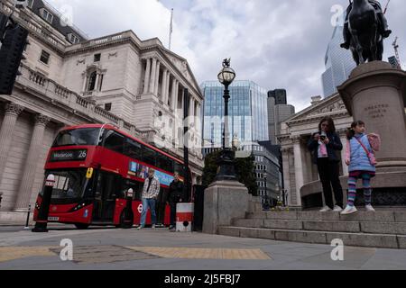 Banca d'Inghilterra nella città di Londra il 13th aprile 2022 a Londra, Regno Unito. La City of London è una città, una contea cerimoniale e un distretto governativo locale che contiene il principale quartiere centrale degli affari CBD di Londra. La città di Londra è ampiamente citata semplicemente come la città è anche comunemente conosciuta come The Square Mile. Foto Stock