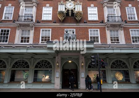 Esterno in mattoni rossi di Fortnum & Mason, il famoso grande magazzino di Piccadilly il 13th aprile 2022 a Londra, Regno Unito. Fondata come negozio di alimentari, Fortnums reputazione è stato costruito sulla fornitura di cibo di qualità, e ha visto la rapida crescita in tutta l'era vittoriana. Anche se Fortnums si è sviluppato in un grande magazzino, continua a concentrarsi su stoccaggio di una varietà di esotici, specialità e anche di base disposizioni. Foto Stock