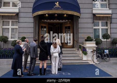 Persone fuori dal Ritz Hotel il 13th aprile 2022 a Londra, Regno Unito. Il Ritz London è un hotel a 5 stelle classificato Grade II situato a Piccadilly, simbolo dell'alta società e del lusso. E' uno degli hotel piu' prestigiosi e conosciuti al mondo. Foto Stock