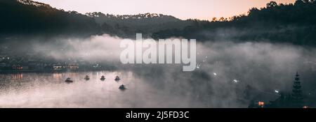 Alba con nebbia su Ban Rak thai, villaggio cinese vicino a un lago a Mae Hong Son, Thailandia Foto Stock