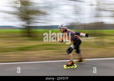 Straupitz, Germania. 22nd Apr 2022. Un partecipante alla prova individuale dei pattinatori è in pista. "Sul cetriolo, mettiti in piedi, vai!" È il motto dopo una pausa di due anni e quest'anno per la stagione 20th alla Maratona Spreewald. Credit: Frank Hammerschmidt/dpa/Alamy Live News Foto Stock