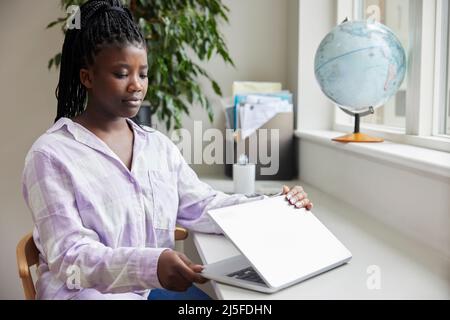 Ragazza infelice teenage che chiude il coperchio del computer portatile dopo abuso in linea e bullismo sui social media Foto Stock