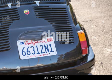 Auto Fiat 500 Abarth classica personalizzata. Targa 66312N1 con California e indirizzo Web per il Dipartimento dei veicoli a motore Foto Stock