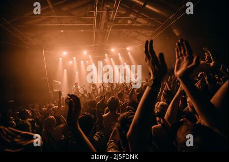 Copenaghen, Danimarca. 22nd Apr 2022. Gli amanti del concerto hanno partecipato a un concerto dal vivo con la band norvegese punk rock Honningbarna al Pumpehuset di Copenhagen. (Photo Credit: Gonzales Photo/Alamy Live News Foto Stock