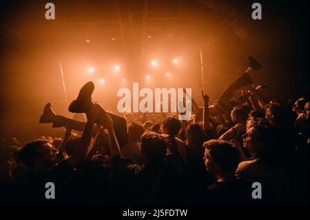 Copenaghen, Danimarca. 22nd Apr 2022. Gli amanti del concerto hanno partecipato a un concerto dal vivo con la band norvegese punk rock Honningbarna al Pumpehuset di Copenhagen. (Photo Credit: Gonzales Photo/Alamy Live News Foto Stock