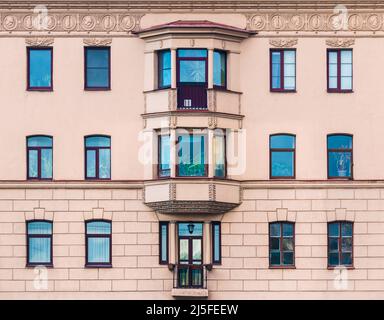 Molte finestre in fila sulla facciata del palazzo storico urbano vista frontale, San Pietroburgo, Russia Foto Stock