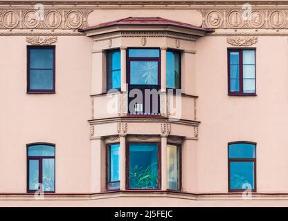 Due finestre a bovindo e diverse finestre in fila sulla facciata del palazzo storico urbano vista frontale, San Pietroburgo, Russia Foto Stock