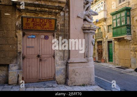 Un piccolo tendaggi a la Valletta, Malta Foto Stock