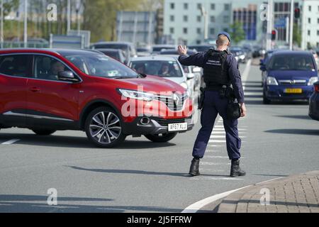 Schiphol, Paesi Bassi. 23rd Apr 2022. 2022-04-23 11:58:57 SCHIPHOL - un dipendente della Marechaussee gestisce il traffico intorno a Schiphol. A causa dello sciopero a Schiphol e dei relativi motivi di sicurezza, le uscite a Schiphol del A4 sono chiuse. ANP JEROEN JUMELET netherlands OUT - belgium OUT Credit: ANP/Alamy Live News Foto Stock