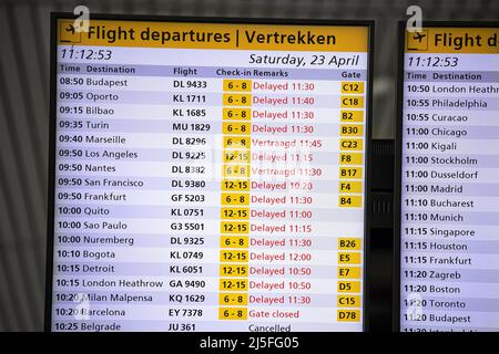 Schiphol, Paesi Bassi. 23rd Apr 2022. 2022-04-23 11:14:58 SCHIPHOL - orari di partenza dei voli a Schiphol. Tra le altre cose si è scatenato uno sciopero selvaggio tra il personale KLM responsabile del carico e dello scarico dei bagagli. Il motivo dello sciopero è che KLM vuole esternalizzare parte del lavoro del suo personale ad una società di gestione indipendente. ANP RAMON VAN FLYMEN netherlands OUT - belgium OUT Credit: ANP/Alamy Live News Foto Stock