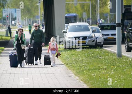 Schiphol, Paesi Bassi. 23rd Apr 2022. 2022-04-23 12:23:18 SCHIPHOL - i viaggiatori camminano con le loro valigie verso l'aeroporto Schiphol. A causa dello sciopero di Schiphol e dei relativi motivi di sicurezza, le uscite dell'autostrada A4 sono chiuse. ANP JEROEN JUMELET netherlands OUT - belgium OUT Credit: ANP/Alamy Live News Foto Stock