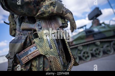 Rukla, Lituania. 22nd Apr 2022. Un soldato con un fucile del G36 si erge con il contingente tedesco della task force NATO "Enhanced Forward Presence" (EFP). Credit: Michael Kappeler/dpa/Alamy Live News Foto Stock