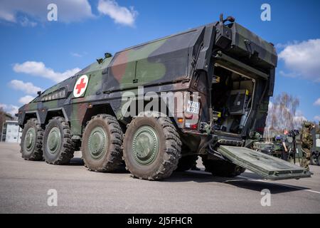 Rukla, Lituania. 22nd Apr 2022. Un Boxer ha armorato un veicolo medico dal contingente tedesco della task force NATO Enhanced Forward Presence (EFP). Credit: Michael Kappeler/dpa/Alamy Live News Foto Stock