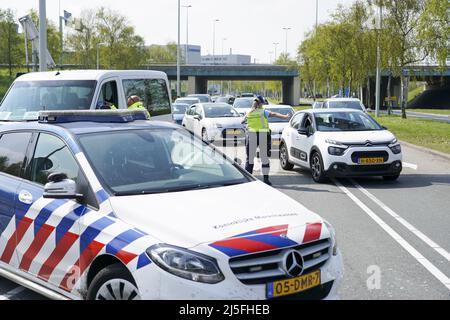 Schiphol, Paesi Bassi. 23rd Apr 2022. 2022-04-23 12:15:29 SCHIPHOL - dipendente della Marechaussee mantenere il traffico intorno Schiphol nella direzione giusta. A causa dello sciopero a Schiphol e dei relativi motivi di sicurezza, le uscite a Schiphol del A4 sono chiuse. ANP JEROEN JUMELET netherlands OUT - belgium OUT Credit: ANP/Alamy Live News Foto Stock